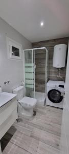 a bathroom with a toilet and a sink and a shower at Apartamento Happy Place Madrid in Madrid