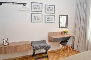 1 dormitorio con escritorio, silla y espejo en Maipú 812 by depptö en Buenos Aires