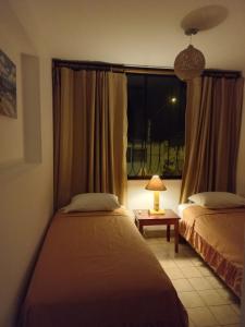 Een bed of bedden in een kamer bij Casa Blanca Beach House - Punta Hermosa - Perú