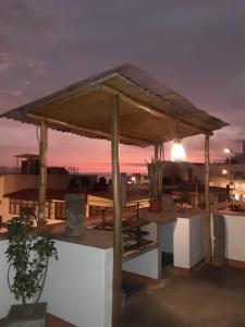 een houten paviljoen op het dak 's nachts bij Casa Blanca Beach House - Punta Hermosa - Perú in Punta Hermosa