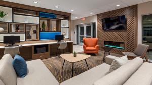 uma sala de estar com um sofá e uma televisão em Holiday Inn - Clarksville Northeast , an IHG Hotel em Clarksville