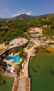una vista aérea de un complejo con 2 piscinas en Hotel Mercedes, en Ilhabela
