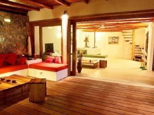 uma sala de estar com um sofá e uma mesa em Propiedad de alto standing con vista al mar, piscina, tenis, hasta 12 personas em Las Terrenas