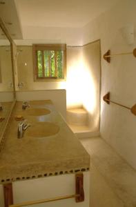ein Bad mit einem Waschbecken und einem Spiegel in der Unterkunft Propiedad de alto standing con vista al mar, piscina, tenis, hasta 12 personas in Las Terrenas
