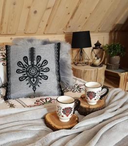 a bed with two coffee cups on top of it at VILLA JAGODOVO niezależne piętro z 5 pokojami oraz jadalnią jest dostępny ZADZWON in Biały Dunajec