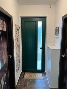 uma porta verde no meio de uma sala em Holiday Home Lupita 2 em Vinjerac