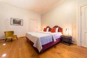 1 dormitorio con 1 cama y 1 silla en Old Town - Vene Apartment, en Tallin
