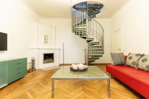 sala de estar con sofá rojo y escalera de caracol en Old Town - Vene Apartment, en Tallin
