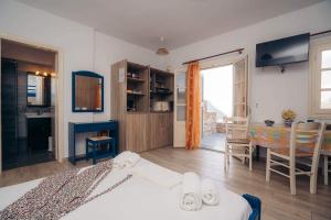 1 dormitorio con 1 cama y comedor en Oniropagida, en Apollonia