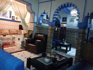 Uma área de estar em Hotel Abi khancha