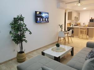 - un salon avec un canapé et une table dans l'établissement Superbe appart cosy au centre de Casa+Free Parking, à Casablanca