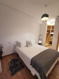 カサブランカにあるSuperbe appart cosy au centre de Casa+Free Parkingのベッドルーム1室(白い大型ベッド1台付)