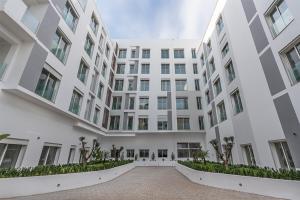 a large white building with a courtyard at Superbe appart cosy au centre de Casa+Free Parking in Casablanca