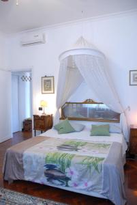 ローマにあるAppartamento Fioreのベッドルーム1室(天蓋付きの大型ベッド1台付)