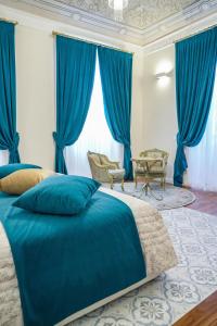 una camera blu con letto e tende blu di Rosetta Burger Queen a Cagliari