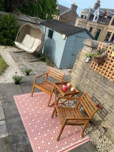 un patio con 2 sillas, una mesa y una silla en Best location in town, it is all on the doorstep., en Ayr