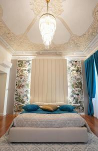 a bedroom with a bed with blue pillows and a ceiling at Rosetta Burger Queen in Cagliari