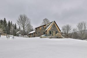 Una casa en la nieve con mucha nieve en Upscale Montgomery Cabin, Near Jay Peak Resort! en Montgomery
