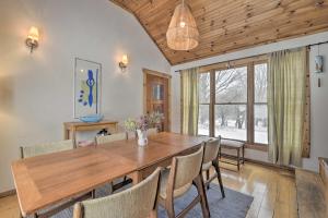 una sala da pranzo con tavolo e sedie in legno di Upscale Montgomery Cabin, Near Jay Peak Resort! a Montgomery