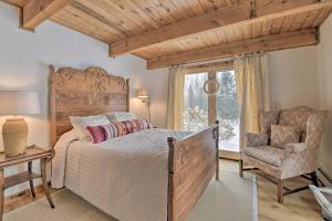 - une chambre avec un lit, une chaise et une fenêtre dans l'établissement Upscale Montgomery Cabin, Near Jay Peak Resort!, à Montgomery