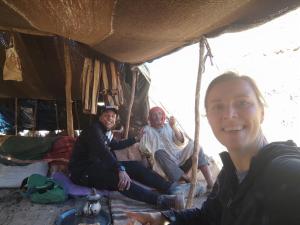 eine Gruppe von Menschen, die in einem Zelt sitzen in der Unterkunft Riad Al Anwar in Tinghir