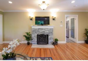 TV a/nebo společenská místnost v ubytování House in Tri-valley area ! Relaxing place to stay!