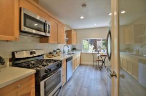 Kuchyň nebo kuchyňský kout v ubytování House in Tri-valley area ! Relaxing place to stay!