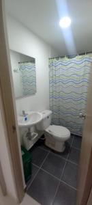 y baño con lavabo, aseo y ducha. en Apartamento Armenia Quindio, en Armenia