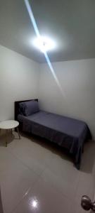 1 dormitorio con 1 cama y 1 mesa en una habitación en Apartamento Armenia Quindio, en Armenia