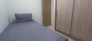 1 cama con almohada azul en una habitación en Apartamento Armenia Quindio, en Armenia