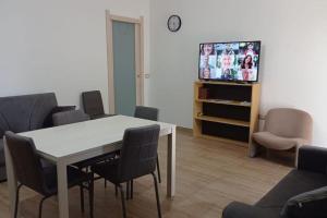 Cette chambre dispose d'une table, de chaises et d'une télévision. dans l'établissement Casa Bellavista, à Villarios