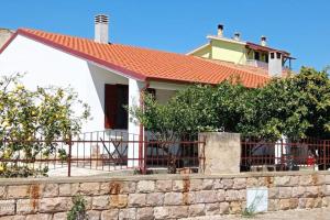 Casa blanca con techo rojo y valla en Casa Bellavista, en Villarios