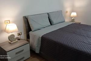 1 dormitorio con 1 cama y 2 lámparas en una mesita de noche en Casa Bellavista, en Villarios