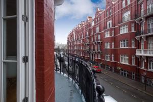 - une vue depuis la fenêtre d'une rue avec des bâtiments dans l'établissement Elegant Bright Central London Flat - sleeps 5, à Londres