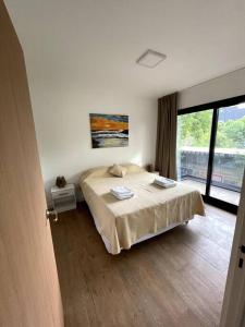 1 dormitorio con cama y ventana grande en Beautiful brand new apt close to subway en Buenos Aires