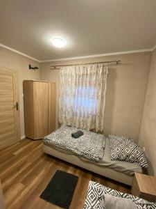 Postel nebo postele na pokoji v ubytování Noclegi Nad Żerdnem