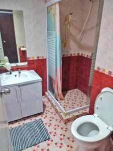 ein Bad mit einem WC, einer Dusche und einem Waschbecken in der Unterkunft Cosmo mansion apartment in Jakarta