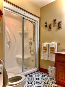 uma casa de banho com um chuveiro e um WC. em WeatherPine Inn em Niagara on the Lake