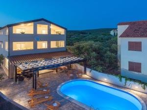 Výhled na bazén z ubytování MY DALMATIA - Seaside villa Marin with private heated pool nebo okolí