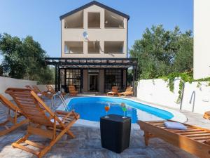 Bazén v ubytování MY DALMATIA - Seaside villa Marin with private heated pool nebo v jeho okolí