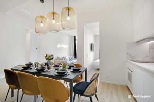 comedor con mesa negra y sillas en Charming appart 8P - Etienne Marcel Marais, en París