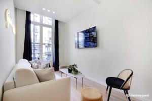Televízia a/alebo spoločenská miestnosť v ubytovaní Charming apartment - 3BR-8P - Le Marais + 12 fotografií