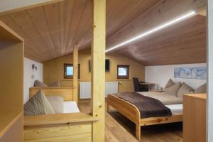 シュルンスにあるHaus Gafrinaの木製の天井が特徴のベッドルーム1室(ベッド2台付)