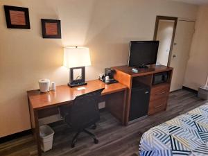 Motel 6 Catonsville MD Baltimore West的电视和/或娱乐中心