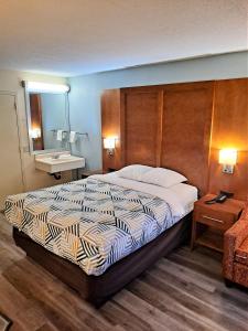 Motel 6 Catonsville MD Baltimore West客房内的一张或多张床位