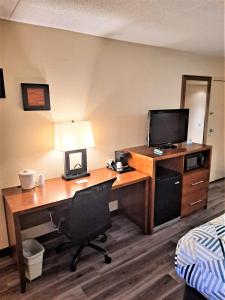 Motel 6 Catonsville MD Baltimore West的电视和/或娱乐中心
