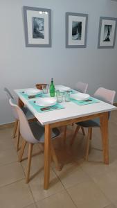 mesa de comedor con sillas y mesa con mantel blanco en LuAr Alquiler Temporario en San Salvador de Jujuy