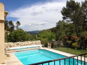 una piscina con vistas a las montañas en Bulle de tendresse en Provence - Parking Piscine & Jaccuzzi - Peypin, en Peypin