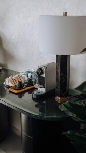 Příslušenství pro přípravu čaje a kávy v ubytování Hummingbird Rak