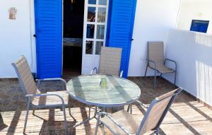 En terrasse eller udendørsområde på Seaside Residence Kiki Prassa,Kimolos